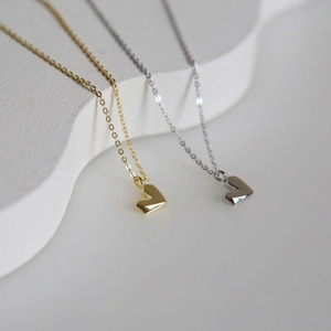 Minimalistische geometrische Herz-Halskette in poliertem Gold und Silber Finish