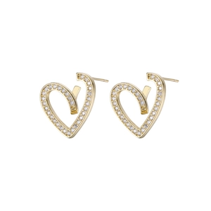 Élégantes boucles d'oreilles cœur en or serties de zircons cubiques sur fond blanc