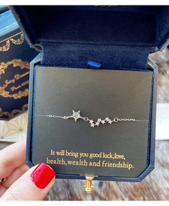Détail d'un bracelet en argent avec pierre en forme de chat et cristaux scintillants