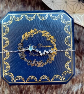 Détail d'un bracelet en argent avec pierre bleue en étoile et zircons cubiques clairs