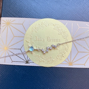 Bracelet étoile en argent élégant avec zircon bleu sur un coffret cadeau de luxe