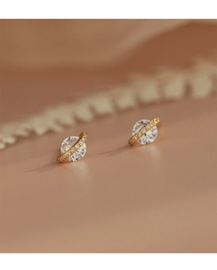 Détail des boucles d'oreilles planète Saturne dorées avec cristaux pavés et pierre claire