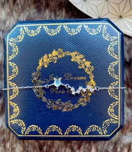Élégant bracelet fin en argent avec pierre goutte bleu clair et cristaux sur écrin