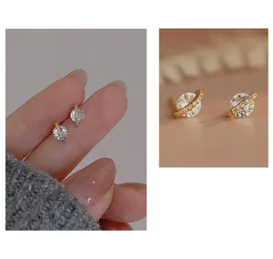 Vue détaillée des boucles d'oreilles planète en or avec pierres de zircone cubique