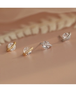 Détail des boucles d'oreilles planète en argent avec zircon et design d'anneau de saturne