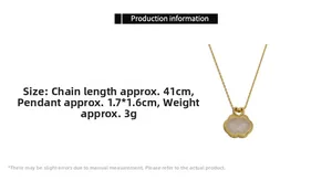 Detailansicht der goldenen Jade-Halskette mit 41cm Kette und 1,7*1,6cm Wolkenschloss-Anhänger
