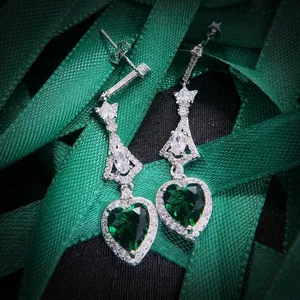 Orecchini pendenti vintage in argento con zirconi a cuore verde smeraldo lussuosi
