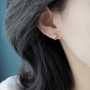 Boucles d'oreilles planète avec zircon central et pavé de diamants dorés pour femme