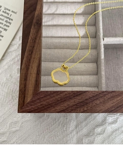 Detailansicht des Hetian-Jade-Ruyi-Anhängers an einer Goldkette in einer Samtschmuckschatulle
