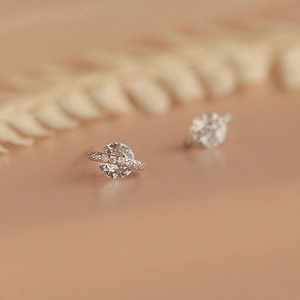 Boucles d'oreilles planète élégantes avec cristal central et anneau orbital scintillant