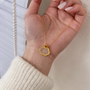 Elegante Hetian Jade Wolken-Halskette mit goldener Kette für Damen im Ruyi-Stil