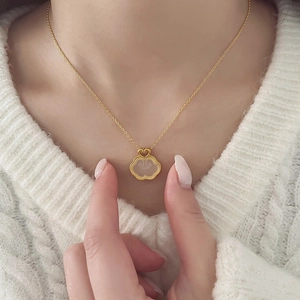 Hetian Jade Ruyi Wolkenschloss Anhänger Halskette in Gold auf weißem Pullover