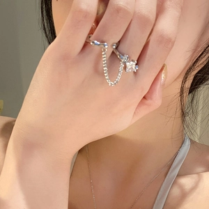 Silver chain double finger ring with cubic zirconia and textured finish for women