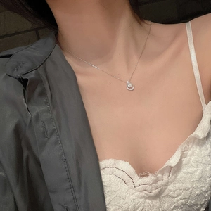 Collana con ciondolo luna e stella con zirconi su una catena d'argento raffinata