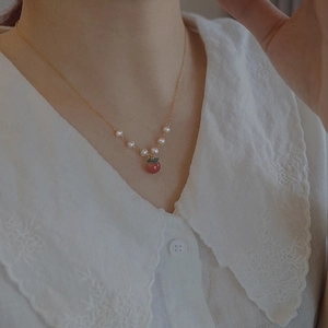 Collier cerise doré élégant avec perles délicates et pendentif en agate rouge pour femme