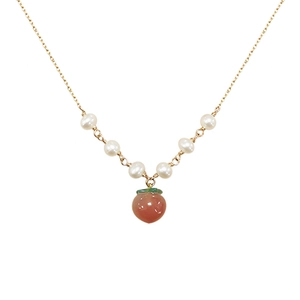 Collier élégant en perles dorées avec un pendentif pêche rose et détails de feuilles