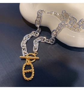 Détail de la chaîne à maillons argent avec fermoir OT doré et pendentif ovale torsadé