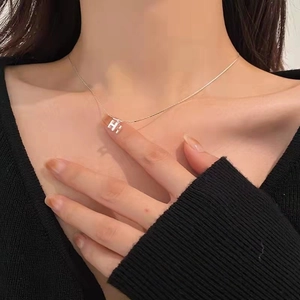 Élégant collier minimaliste pour femme avec pendentif lettre H en argenté brillant