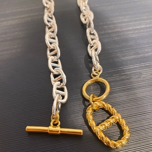 Détail de la chaîne bicolore or et argent avec maillons nez de porc et fermoir à bascule