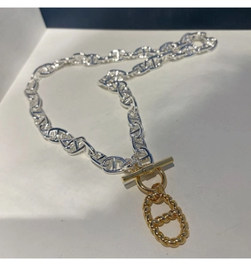 Détail du collier chaîne nez de porc argenté avec fermoir OT doré et texture de corde