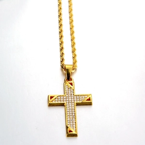 Collier avec pendentif croix plaqué or orné de strass brillants et chaîne de corde dorée