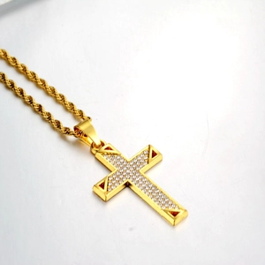 Collier Pendentif Croix en Alliage Plaqué Or Style Hip Hop Luxueux Avec Strass Transparents Chaîne Torsadée Bijoux Streetwear Pour Hommes Femmes