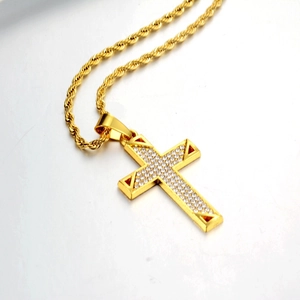 Collier hip hop avec pendentif croix plaqué or serti de strass et chaîne de type corde