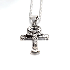 Dettaglio del ciondolo croce Ankh in argento retrò con figura di Gesù e catena a maglia