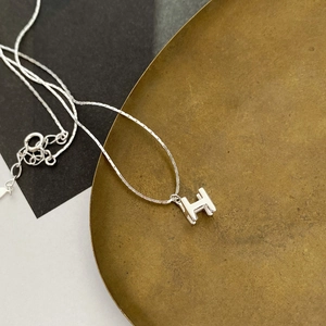 Élégant collier pendentif lettre H en argent avec finition polie et chaîne fine pour femme