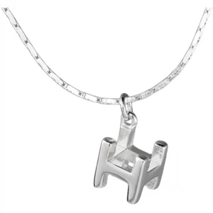 Collier minimaliste argenté avec pendentif lettre H pour femme et chaîne élégante