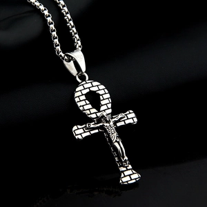 Dettaglio macro del ciondolo a croce Ankh in argento con Gesù e catena a scatola