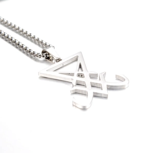 Détail du collier en acier titane argenté avec pendentif géométrique du Sceau de Lucifer