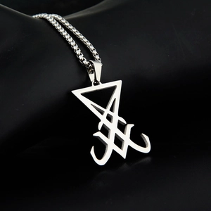 Collier avec pendentif Sigil de Lucifer en acier inoxydable sur un présentoir noir