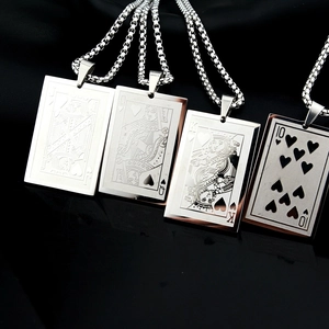 Collana Unisex Hip Hop in Acciaio al Titanio con Ciondolo Carta da Gioco Cuore J Q K Incisa Gioielli Streetwear Punk
