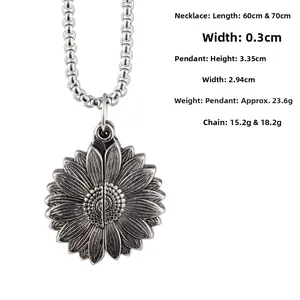 Détail macro du pendentif tournesol avec finition argent oxydé et chaîne en acier inox