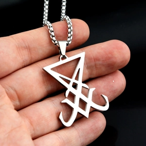 Détail du pendentif sceau de Lucifer en acier inoxydable argenté sur chaîne