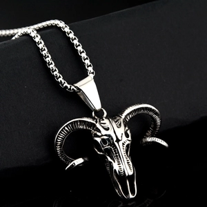 Gothic Silber Antilopen Totenkopf Anhänger mit Boxkette und Vintage-Finish im Detail