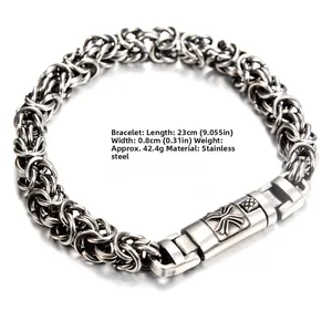 Makroansicht des byzantinischen Edelstahlarmbands in Vintage-Silber mit Verschluss-Details