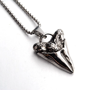 Collana hip hop con pendente a dente di squalo in acciaio inossidabile argento e catena