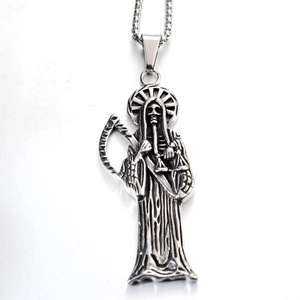 Vue détaillée du pendentif Santa Muerte avec faux et balance sur chaîne en acier
