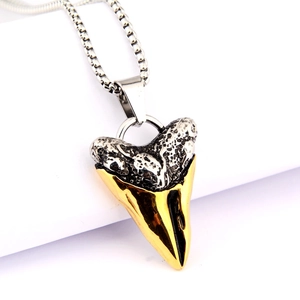 Collana con ciondolo a dente di squalo hip-hop in oro e argento con catena box
