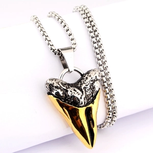 Collana con ciondolo a dente di squalo hip hop in tonalità argento e oro