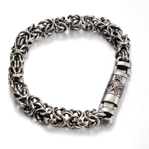Detailaufnahme eines Herrenarmbands im Byzantinischen Stil mit geprägtem Kreuzverschluss