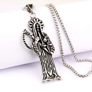 Macro d'un pendentif Grande Faucheuse en acier avec faux et balance sur une chaîne