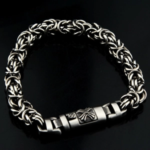 Detail eines Vintage Stahl-Byzantiner-Armbands mit kunstvoller Blumengravur am Verschluss