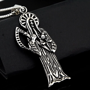 Pendentif Santa Muerte faucheuse en acier inoxydable vintage avec faux et balance de justice