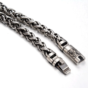 Bracelet rétro hip-hop en acier titane avec maille épi et fermoir à croix gravée