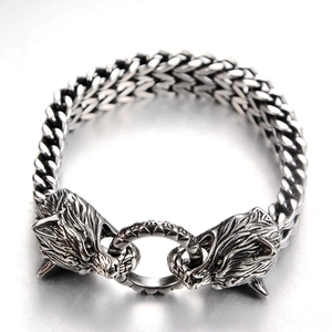Detailaufnahme des Vintage-Armbands aus Edelstahl mit Doppelwolfskopf und Flechtkette