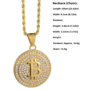 Makro-Detail des goldenen Bitcoin-Anhängers mit Kristallen und Kordelkette