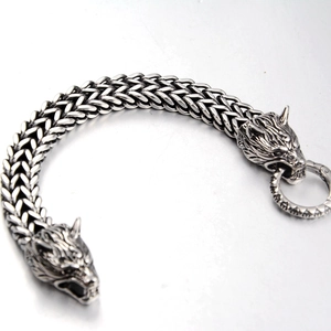 Nordisches Wikinger Armband aus Titanstahl mit Wolfskopf und geflochtener Kette